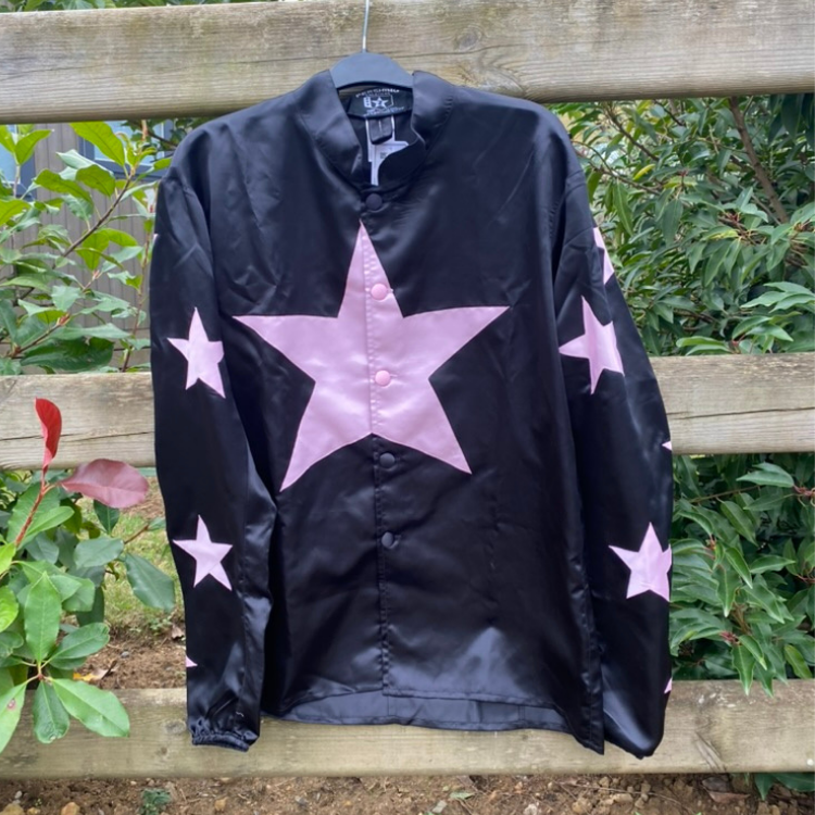 découvrez tout sur la casaque jockey : son origine, ses couleurs emblématiques, son rôle dans les courses hippiques et comment elle distingue chaque cavalier sur l’hippodrome.