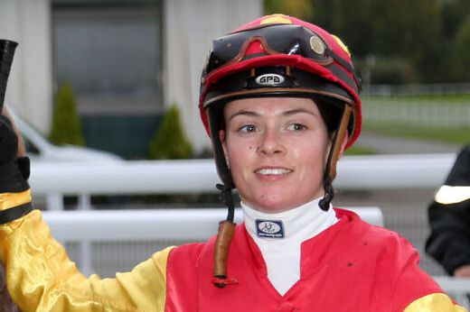 découvrez le parcours inspirant de lucie oger, jockey passionnée, et ses succès remarquables dans l’univers des courses hippiques. son histoire, ses victoires et son engagement vous sont présentés en détail.
