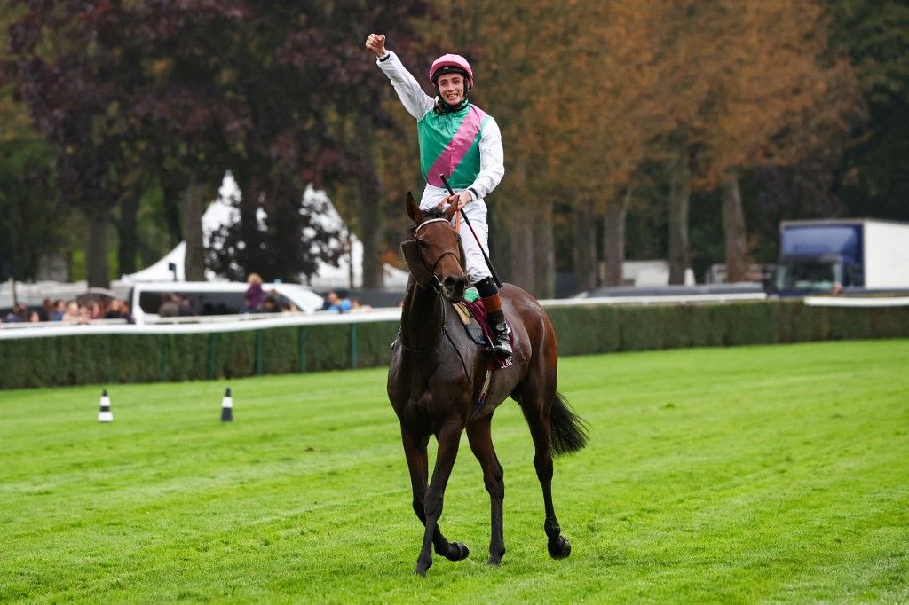 découvrez qui sont les meilleurs jockeys du quinté, leurs statistiques, leurs performances récentes et les astuces pour faire les bons choix sur vos paris hippiques.