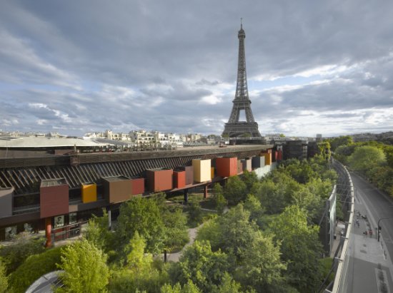 découvrez le musée du quai branly à paris, un lieu unique dédié aux arts et civilisations d’afrique, d’asie, d’océanie et des amériques. explorez ses expositions fascinantes et son architecture contemporaine au cœur de la capitale.