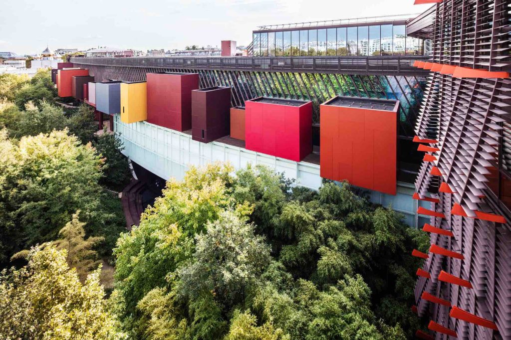 découvrez le musée du quai branly à paris, un lieu unique dédié aux arts et civilisations d'afrique, d'asie, d'océanie et des amériques. explorez ses collections exceptionnelles et ses expositions fascinantes dans un cadre architectural moderne au cœur de la capitale.