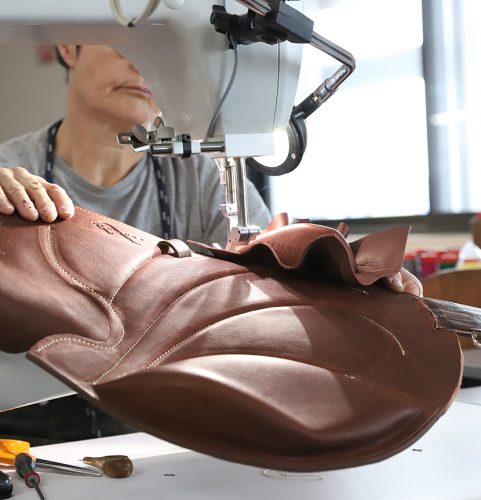 découvrez antarès sellier, l'excellence française en selles haut de gamme alliant savoir-faire traditionnel et innovation pour le confort et la performance de votre cheval.