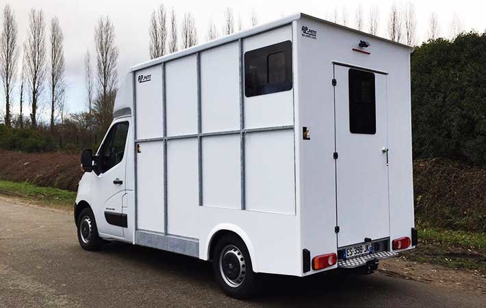 découvrez comment choisir le camion chevaux idéal pour assurer confort et sécurité à vos animaux lors de chaque trajet.