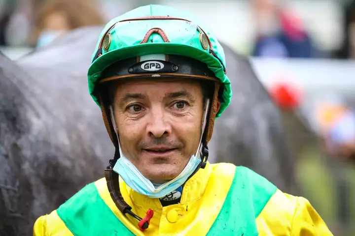 informations et analyses sur les décès tragiques des jockeys lors des courses hippiques, enjeux de sécurité et prévention.