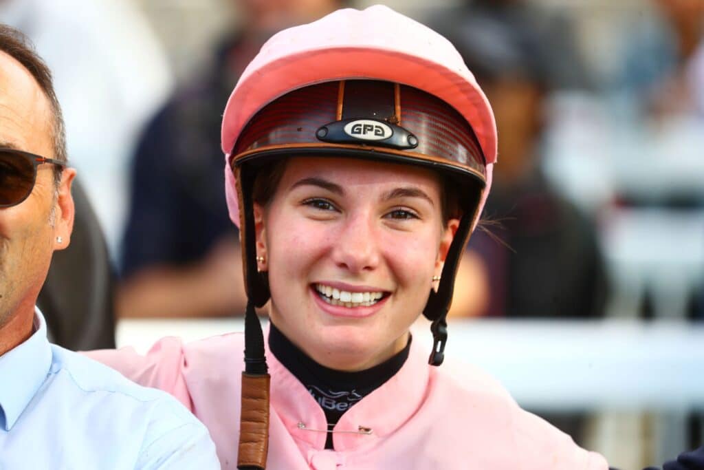 découvrez le parcours inspirant d'une femme jockey, surmontant les défis et brillant dans le monde des courses hippiques.