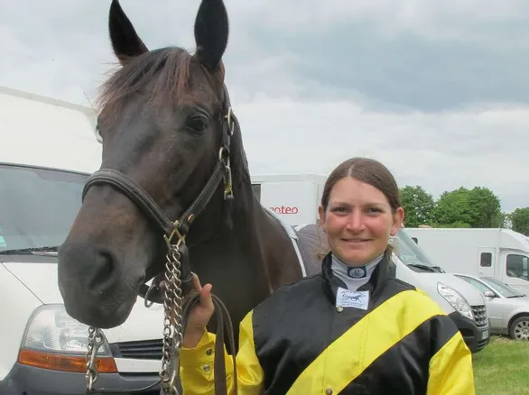 découvrez le parcours inspirant d'une femme jockey, entre passion, défis et succès dans un univers souvent masculin.