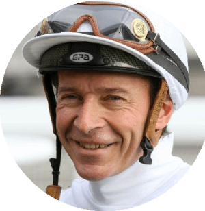découvrez les parcours inspirants et les exploits remarquables des jockeys français célèbres qui ont marqué l'histoire des courses hippiques.