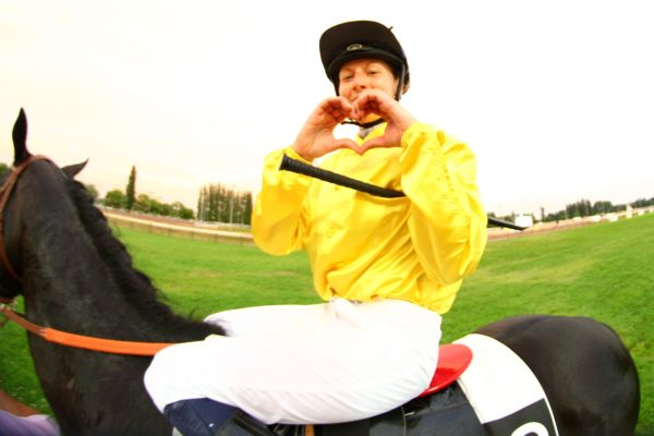 découvrez qui est le meilleur jockey attelé actuel, ses performances et son palmarès dans le monde des courses hippiques.