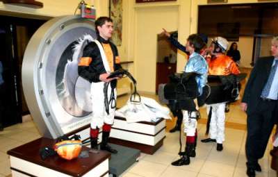 découvrez le revenu réel moyen d'un jockey sur une saison, incluant salaires, primes et conditions de travail dans le monde des courses hippiques.