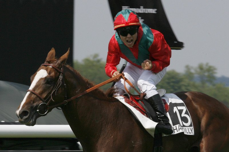 découvrez le portrait captivant d’un jockey célèbre, ses exploits, sa carrière et sa passion pour les courses hippiques.