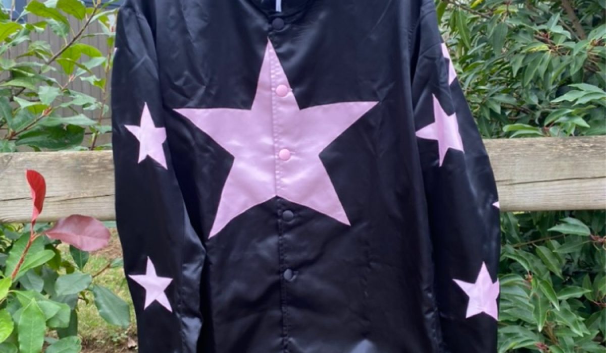 découvrez tout sur la casaque jockey : son origine, ses couleurs emblématiques, son rôle dans les courses hippiques et comment elle distingue chaque cavalier sur l’hippodrome.