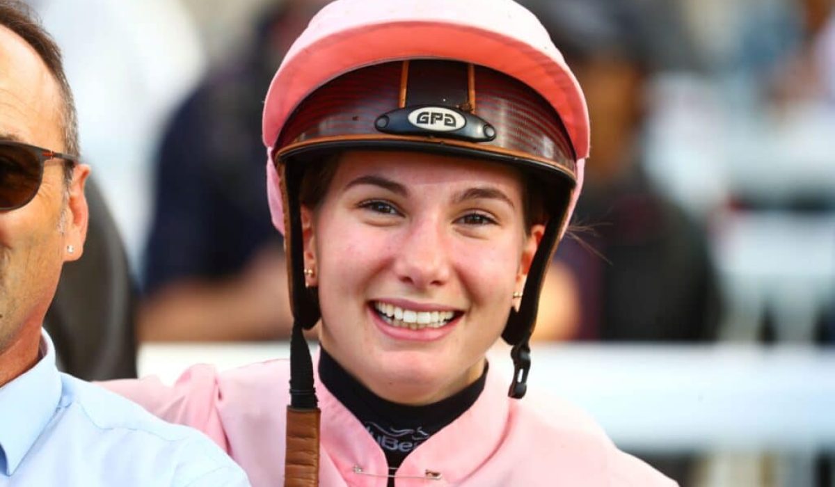découvrez le parcours inspirant d'une femme jockey, surmontant les défis et brillant dans le monde des courses hippiques.