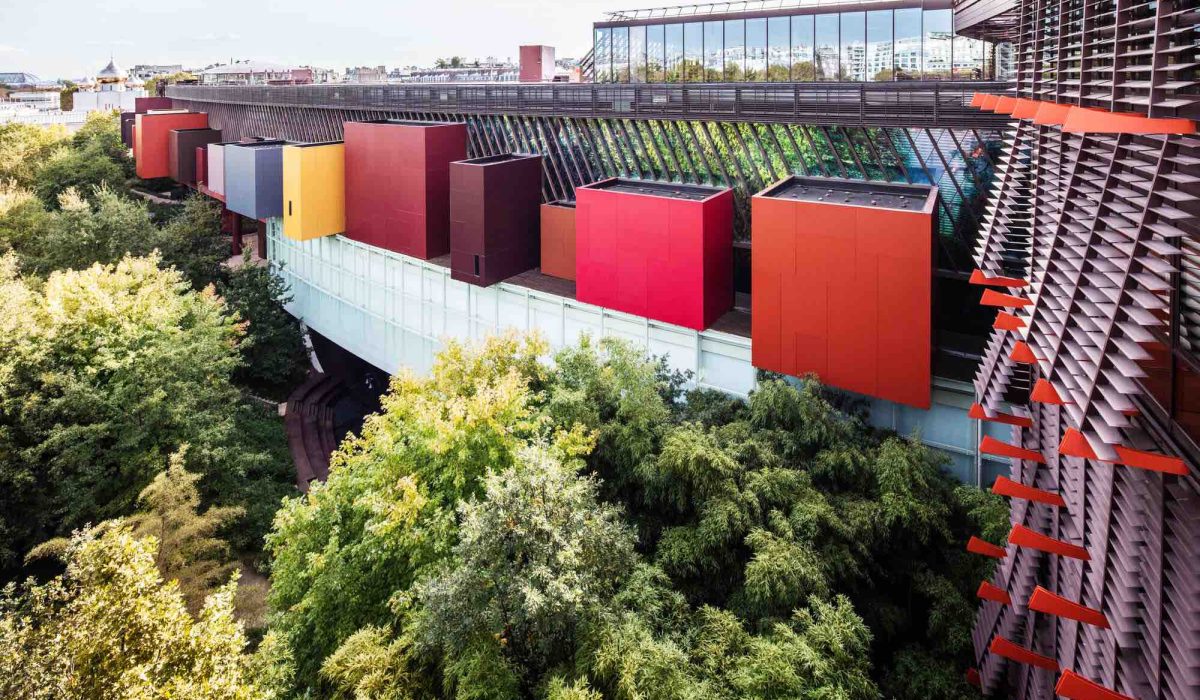 découvrez le musée du quai branly à paris, un lieu unique dédié aux arts et civilisations d'afrique, d'asie, d'océanie et des amériques. explorez ses collections exceptionnelles et ses expositions fascinantes dans un cadre architectural moderne au cœur de la capitale.
