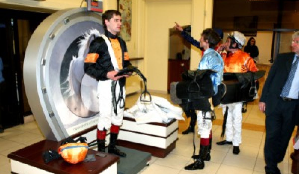 découvrez le revenu réel moyen d'un jockey sur une saison, incluant salaires, primes et conditions de travail dans le monde des courses hippiques.